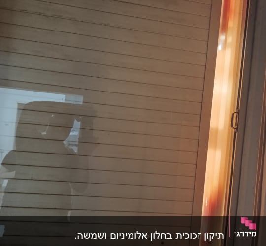 חלון אלומיניום עם תריסים סגורים